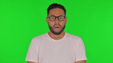 Yeşil Arkaplanda Başarısızlığa Tepki Veren Adam