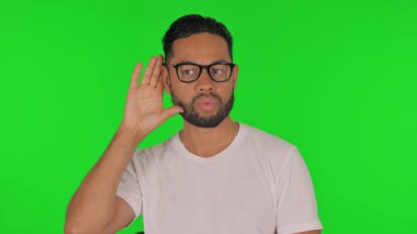 Yeşil Arkaplanda Dinlemeye Çalışan Adam