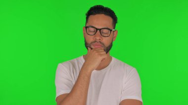 Yorgun Adam Yeşil Arkaplanda Uyuyor