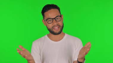 Konuşan Adam Yeşil Arkaplanda Video Sohbeti Yapıyor