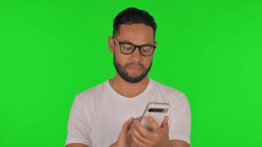 Yeşil Arkaplanda Telefonu Kullanan Adam