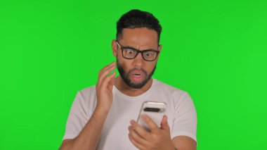 Kayıp Adam Yeşil Arkaplanda Telefonda Şok Oldu