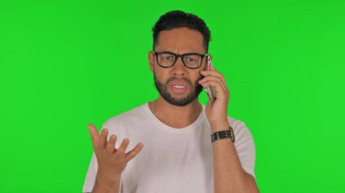 Yeşil Arkaplanda Telefonda Konuşan Kızgın Adam