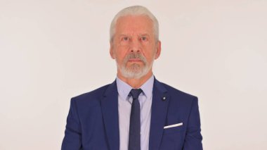 beyaz zemin üzerinde ciddi üst düzey iş adamı