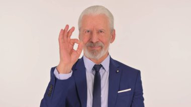 Beyaz Arkaplanda Onaylı Kıdemli İşadamı