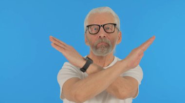 Yeşil Arkaplanda Kafasını Sallayan Sıradan Yaşlı Adam, Portre