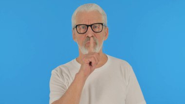 Yeşil Arkaplanda Sessizlik Hareketli Sıradan Yaşlı Adam, Portre