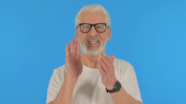 Yeşil Arkaplanda Takıma Alkışlayan Sıradan Yaşlı Adam, Portre