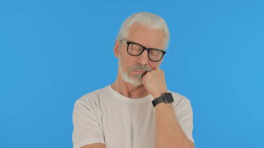 Yeşil Arkaplanda Uyuyan Sıradan Yaşlı Adam, Portre