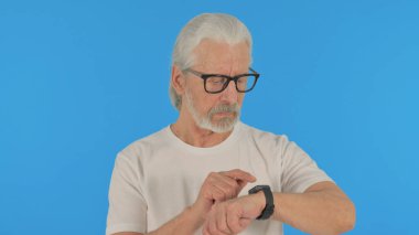 Yeşil Arkaplanda Akıllı Saat Kullanan Sıradan Yaşlı Adam Portresi