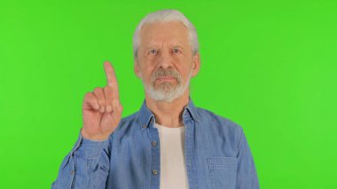 Yeşil Arkaplanda Yaşlıyı Reddetmenin Portresi