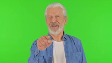 Yeşil Arkaplanda Kamerayı Gösteren Yaşlı Yaşlı Adamın Portresi