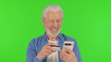 Kıdemli Yaşlı Adam Çevrimiçi Alış veriş yapıyor Kırmızı Arkaplanda