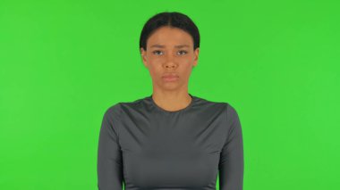 Yeşil Arkaplanda Ciddi Afrikalı Kadın, Portre