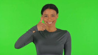 Yeşil Arkaplanda Başparmakları Kalkık Afrikalı Kadın