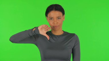 Yeşil Arkaplanda Başparmakları Olmayan Afrikalı Kadın