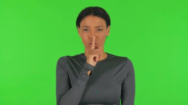 Yeşil Arkaplanda Sessiz Hareketli Afrikalı Kadın