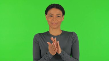 Yeşil Arkaplanda Takım İçin Alkışlayan Afrikalı Kadın