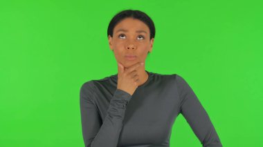 Düşünceli Afrikalı Kadın Yeşil Arkaplanda Bir Fikir Düşünüyor