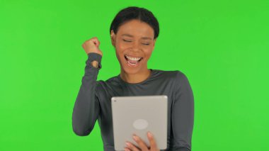 Afrikalı Kadın Yeşil Arkaplanda Tablette Video Sohbeti Yapıyor