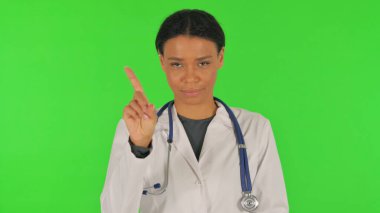 Yeşil Arkaplanda İnkâr Eden Kadın Doktor Portresi