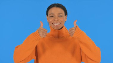 Mavi Arkaplanda Başparmakları Kalkık Sıradan Afrikalı Kadın, Portre