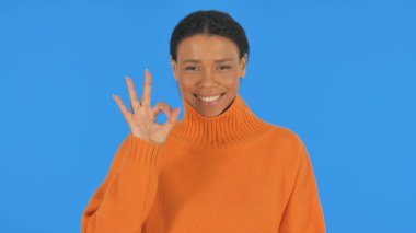 Mavi Arkaplanda Tamam İşareti olan Sıradan Afrikalı Kadın, Portre