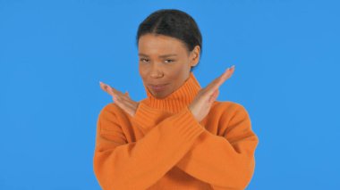 Gergin Afrikalı Kadın Mavi Arkaplanda İnkâr Etti, Portre