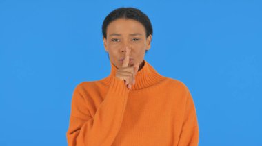 Mavi Arkaplanda Sessiz Hareketli Sıradan Afrikalı Kadın, Portre