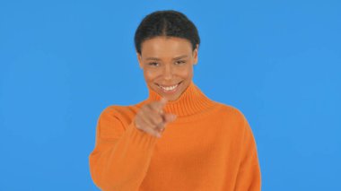 Sıradan Afrikalı Kadın Mavi Arkaplanda Kamerayı Gösteriyor, Portre