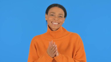 Sıradan Afrikalı Kadın Mavi Arkaplanda Alkışlıyor, Portre