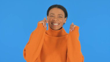 Mavi Arkaplanda Dans Eden Sıradan Afrikalı Kadın, Portre