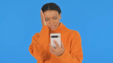 Sıradan Afrikalı Kadın Telefondaki Kaybından Şok Oldu Mavi Arkaplanda, Portre