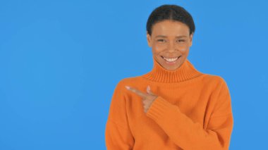 Yeşil Arkaplanda Kopyalama Uzayı Gösteren Kadın