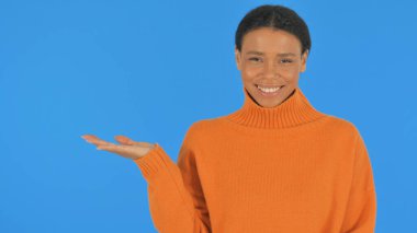 Yeşil Arkaplanda Kopyalama Uzayı Gösteren Kadın