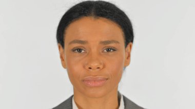 Beyaz Arkaplanda Ciddi Kadın Yüzü 'nün Kapanışı