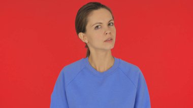 Kırmızı Arkaplanda Hoşlanmayan Genç Kadın Teklifi Reddedildi, Portre