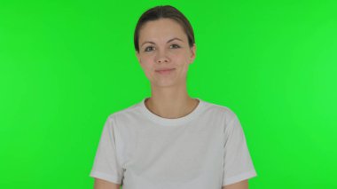 Yeşil Arkaplanda Sallanan Genç Kadın Kabul Edildi