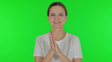 Yeşil Arkaplanda Takım İçin Alkışlayan Genç Kadın