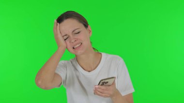 Yeşil Arkaplanda Kayıp Genç Kadın Şok Oldu