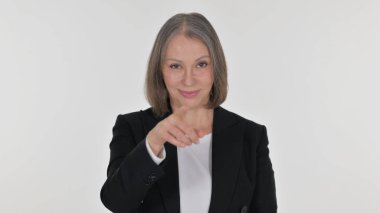 Kıdemli İş Kadını Beyaz Arkaplanda Kamerayı Gösteriyor