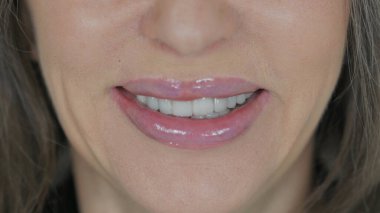 Gülümseyen Kadın Dudakları Beyaz Arkaplanda