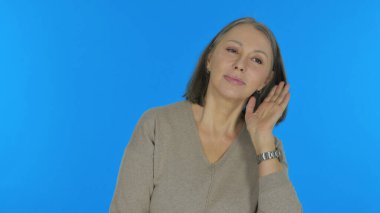 Yaşlı Kadın Mavi Arkaplanda Dinlemeye Çalışıyor, Portre