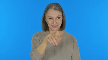 Mavi Arkaplanda Kamerayı Gösteren Yaşlı Kadın, Portre