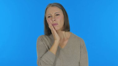 Mavi Arkaplanda Diş Ağrısı Olan Yaşlı Kadın, Portre