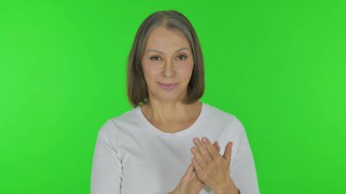 Yeşil Arkaplanda Takıma Alkışlayan Sıradan Yaşlı Kadın, Portre