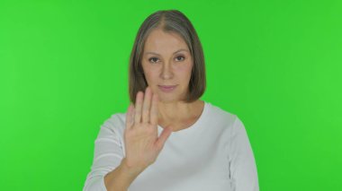 Dur. Lütfen Yeşil Arkaplanda Sıradan Yaşlı Kadın Tarafından, Portre