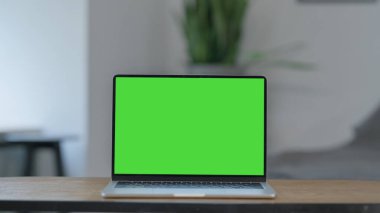 Ev Masasında Yeşil Ekranlı Laptop