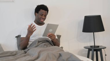 Tabletinde Yitik Afrikalı Adam Evdeki Koltukta Otururken