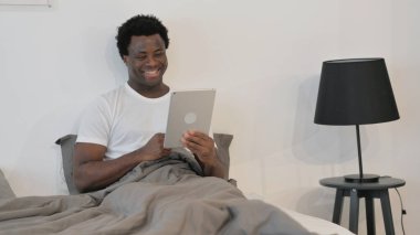 Afrikalı Adam Tablette Video Sohbeti Yapıyor Yatakta Otururken